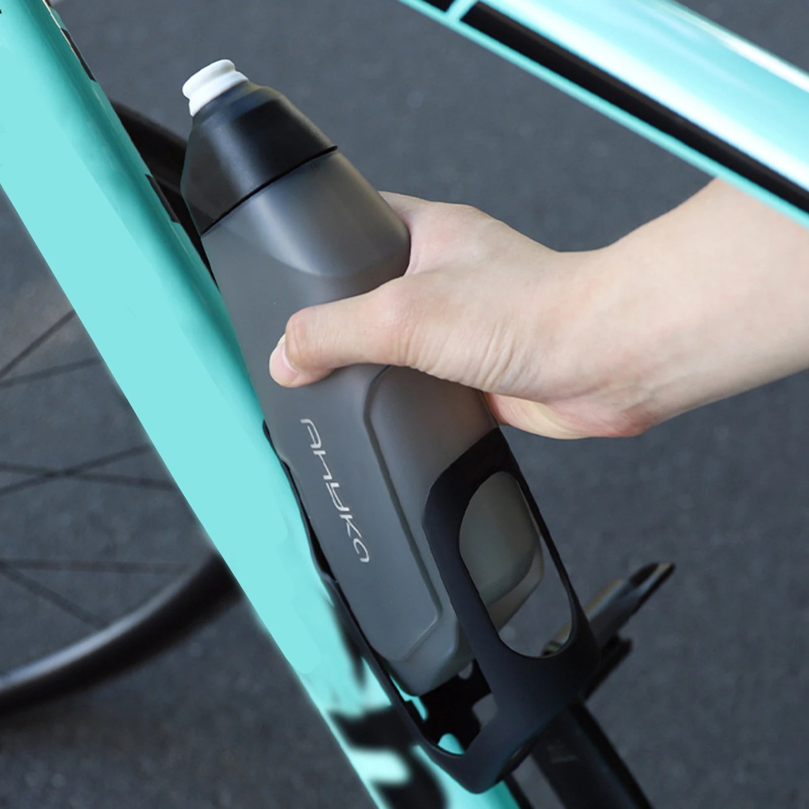 Bicycle Aerodynamic Water Bottle Bracket Set – 600ml Food‑Grade PP5 Soft Squeeze Bottle with Direct Jet Spout for Road Bike & MTB Sports